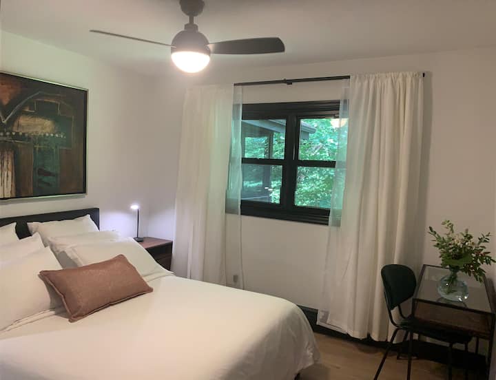 Segundo piso, dormitorio 1: 
Cama tamaño queen, mesitas de noche, lámparas con cargadores WiFi, escritorio portátil, silla, armario con estantes incorporados para equipaje y pertenencias personales, ventilador de luz en el techo. 