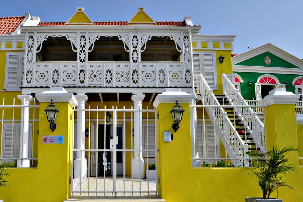 The apartment is located in a historical building which stands in one of the most beautiful neighborhoods in Curaçao.