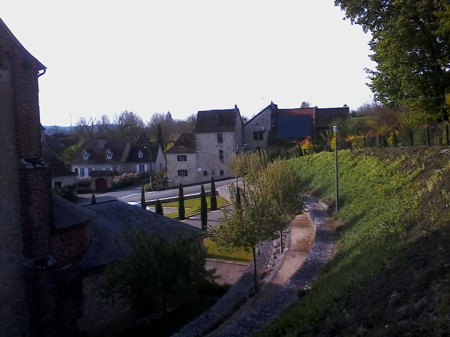 vue du vieux Bétaille, quartier de l'église : le barry d'Estève ou se trouve notre maison