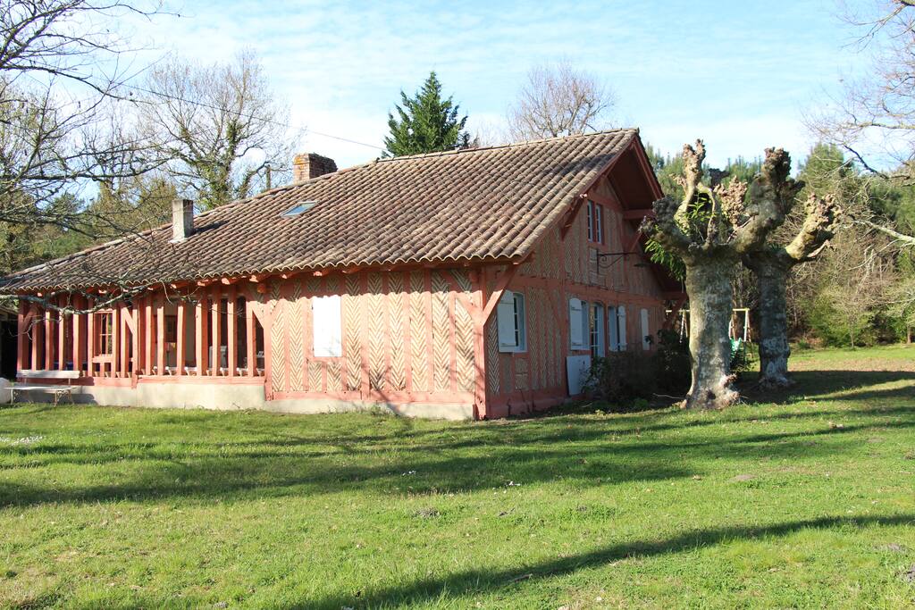 C'est la façade sud On voit à gauche le pans de bois sans vitre de la salle à manger d'été puis ceux derrière le vitrage du petit salon