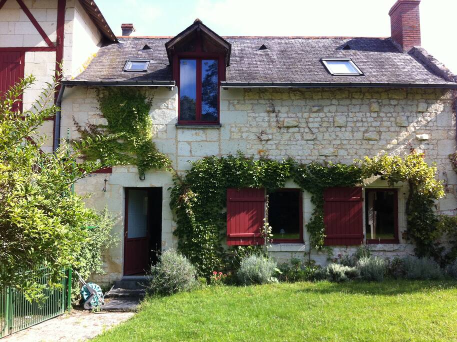 Profitez du grand jardin - Enjoy the large garden.