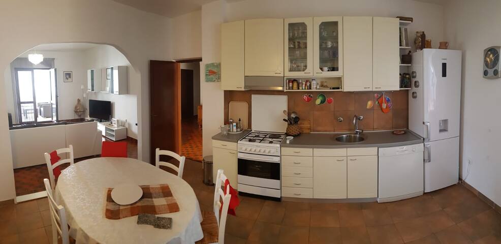 Kitchen & dining area
