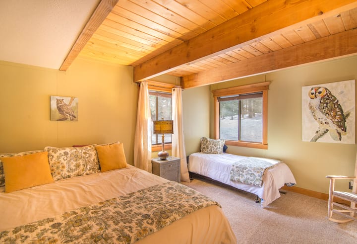 Chumba kikubwa cha kulala chini na kitanda cha King na kitanda cha mtu mmoja.