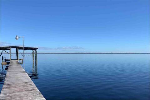 NEW Waterfront Cabin w/ Private Dock-Crescent City