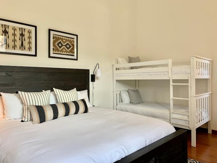 Спалня 2 суперголеми двойни легла и двуетажни легла