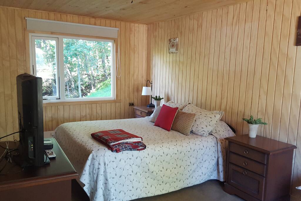 Cama Queen en el dormitorio