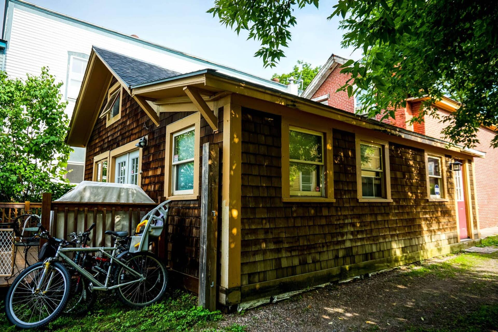 Cozy Burlington Getaway w/ Private Deck & Yard — foto 2