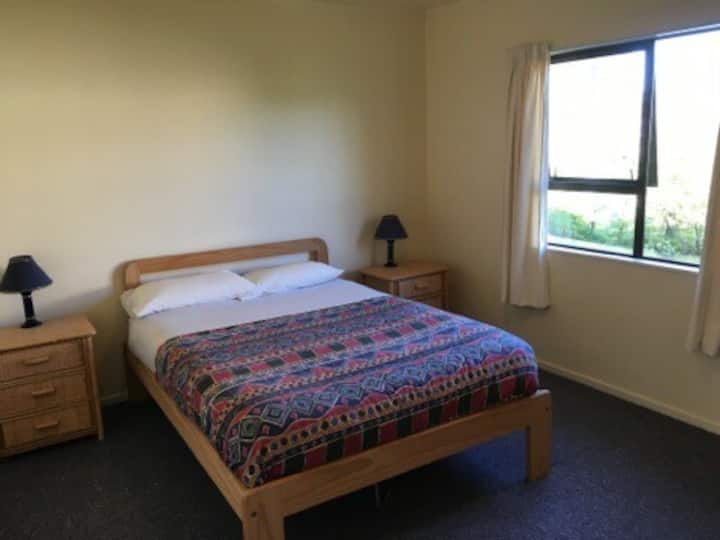 Schlafzimmer mit Doppelbett