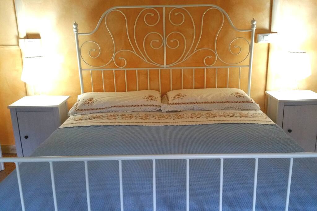 Letto stanza color melone