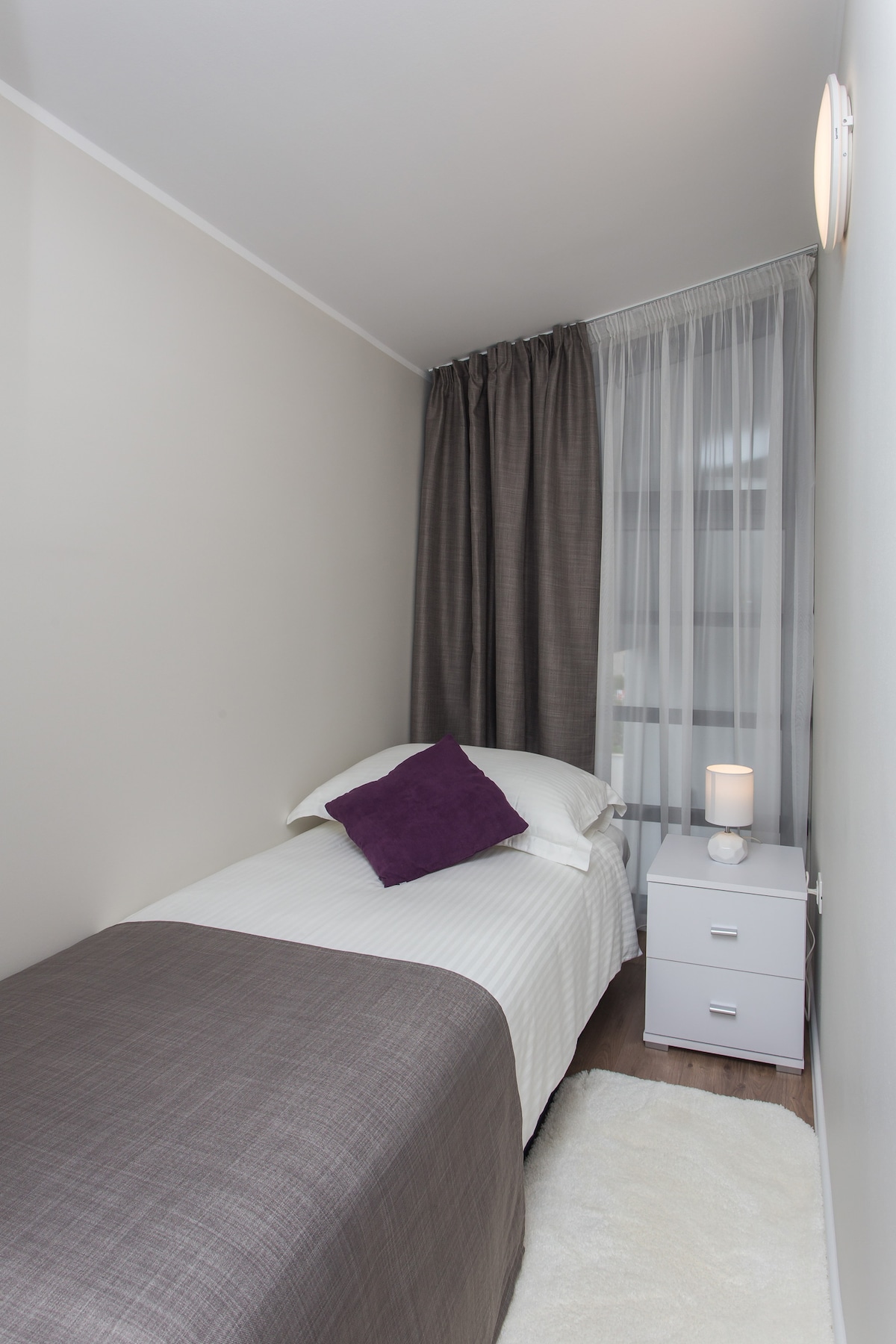 Dormitorio con cama individual