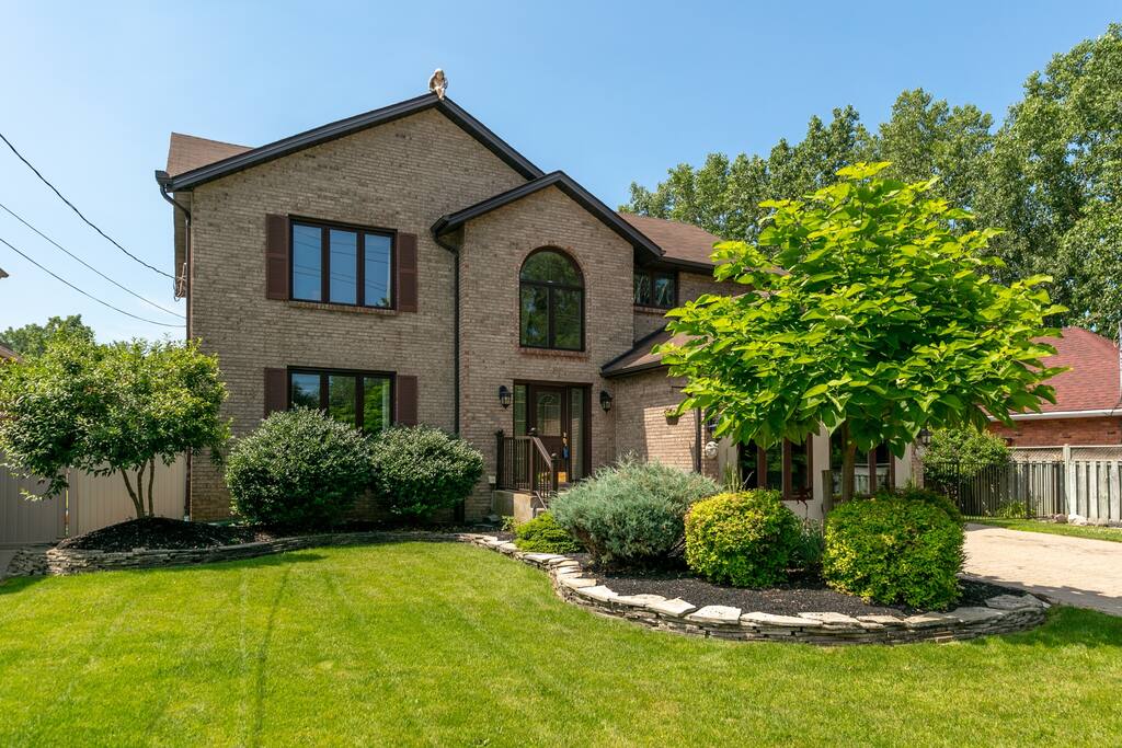 The Ambassador Estate Inn Houses for Rent in LaSalle, Ontario, Canada