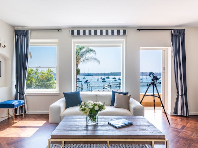 Magnificent Waterfront living with view