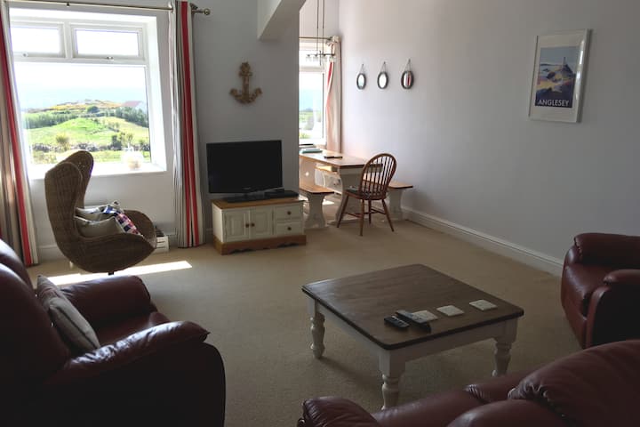 Stunning sea views over Trearddur Bay - 2 bed flat