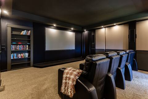6 king bed real movie theater!! 5star BIG Hot tub!