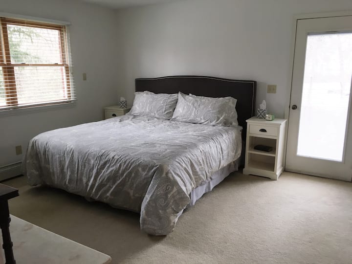 Dormitorio principal con puerta a terraza privada.