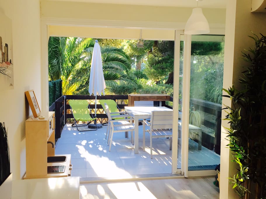 Terrasse/jardinet, dans la verdure, en angle, pas de voisins à droite.