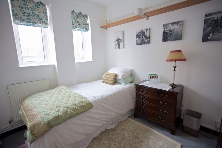 A sunny single room in South Kensington