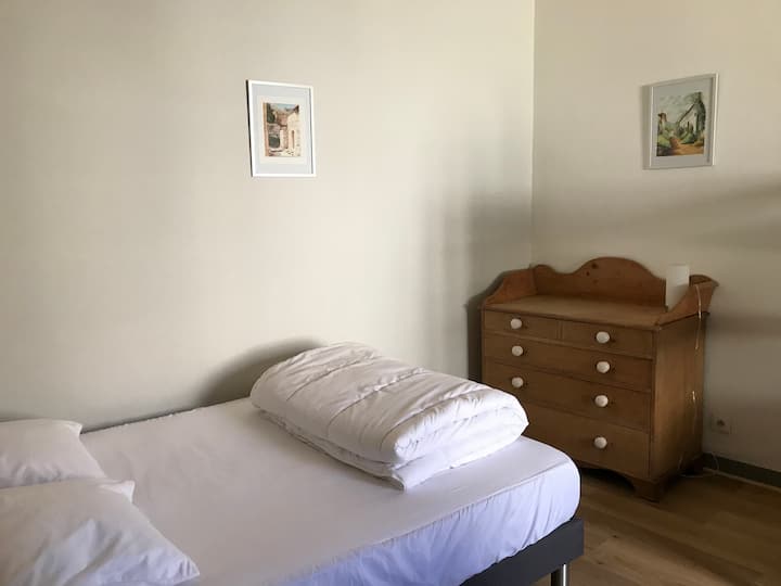 lit en 140. Matelas de belle qualité, oreillers et couette moelleux.