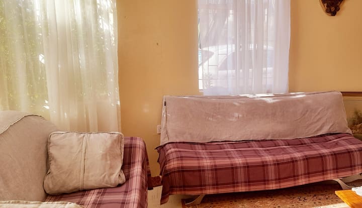 Eneo la kukaa lina makochi mawili na linaweza kukaa kwa starehe hadi watu 5. Mojawapo ya makochi pia inaweza kugeuzwa kuwa kochi la kulala ikiwa uhitaji utatokea