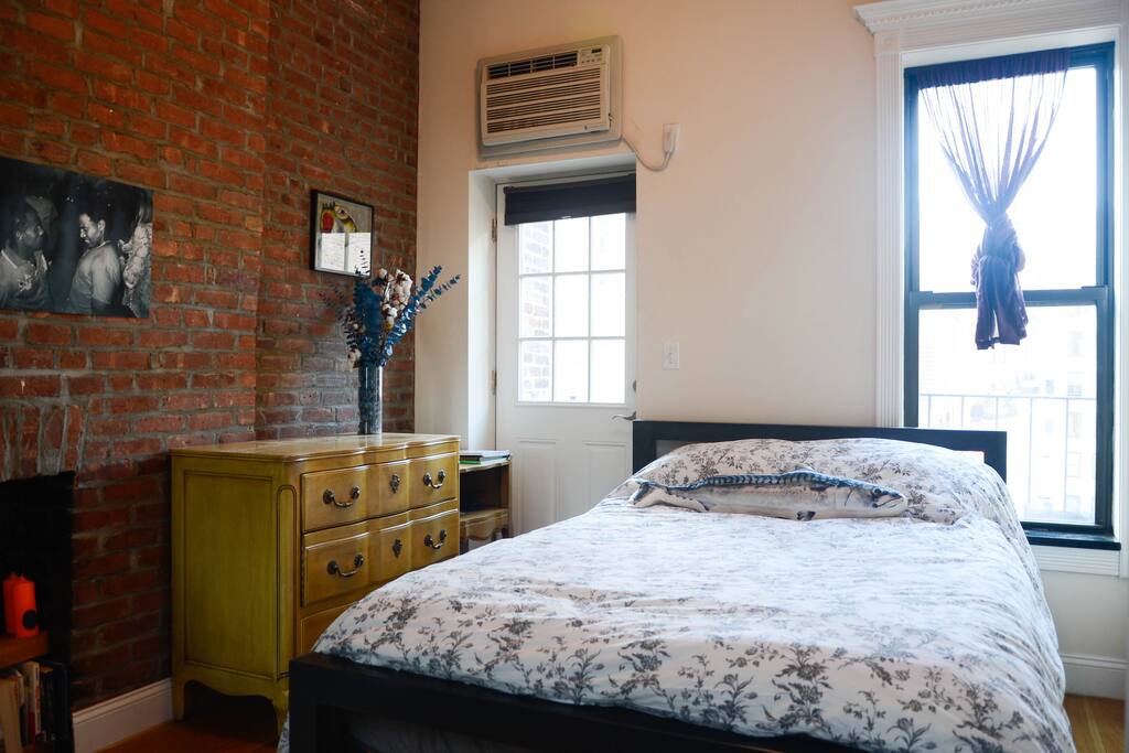 Full size bed
Wardrobe and closet for clothing
