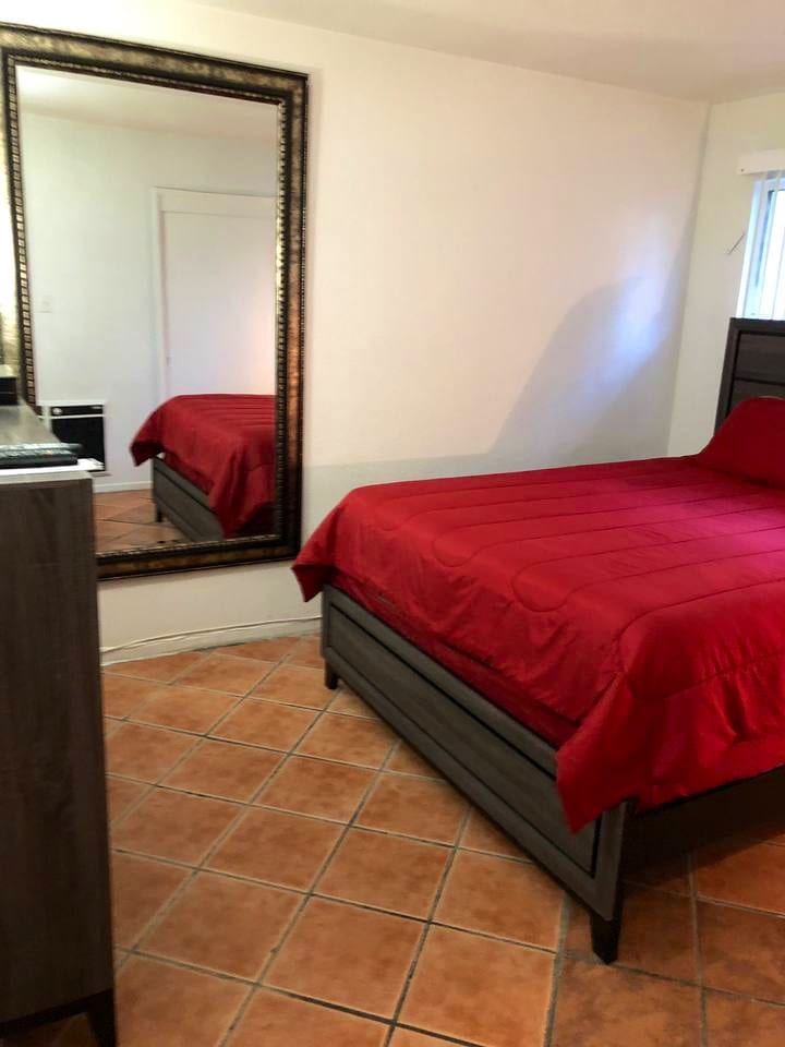 Მთლიანად გადაკეთებული საძინებელი იატაკიდან ჭერამდე სარკისებრი საკაბელო ტელევიზიით და კაფელის იატაკით განათებული კარადით Queen-ის ზომის Sealy Posturepedic საწოლით მუქ დრიფტვუდის საწოლის ჩარჩოში და თავსაფარი უჯრის შესაბამისი გულმკერდით, რომლის თავზე 31-დუიმიანი ტელევიზორი მაქვს.