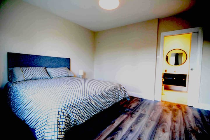 King ukubwa chumba na en-suite kura ya nafasi ya chumbani 