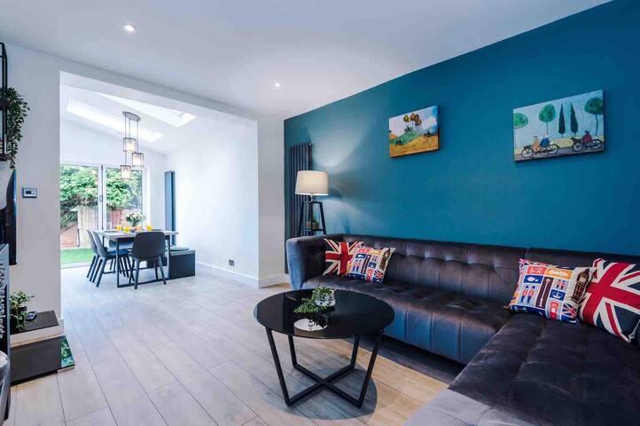 SLD Altrincham Spacious 3 Bedroom House gallery image 2