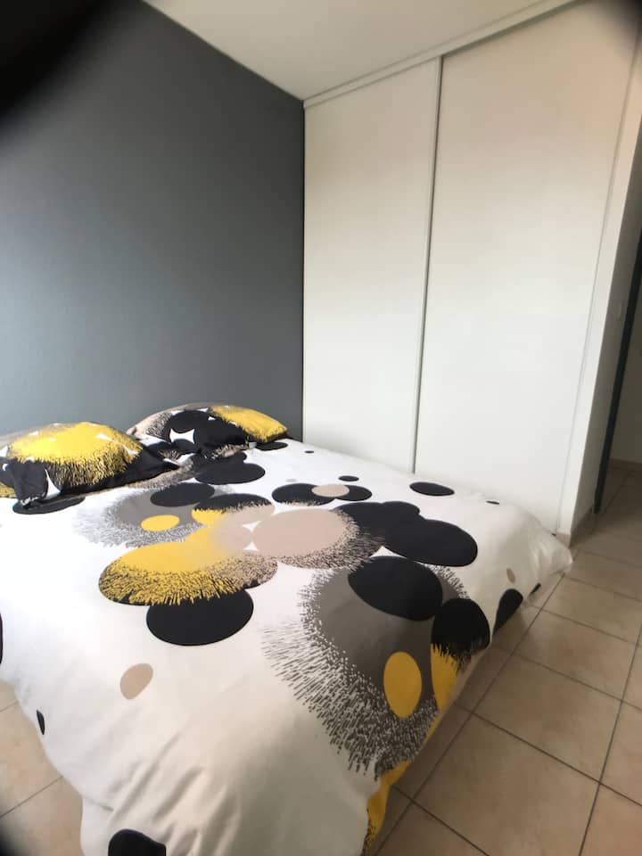 غرفة نوم مع خزانة تخزين ومساحة معلقة للتلفزيون