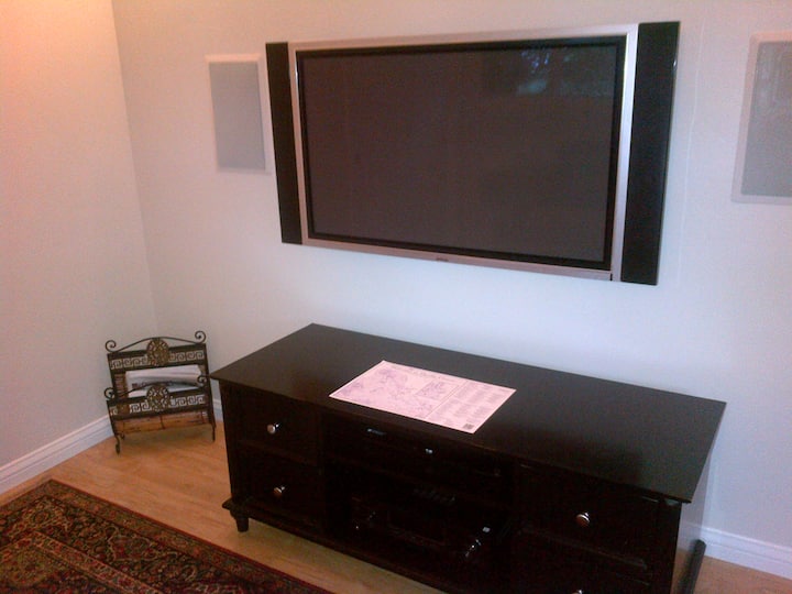 Televízor a stereo pripravené na internet UHD so zabudovanými nástennými reproduktormi pre vnútorné aj vonkajšie