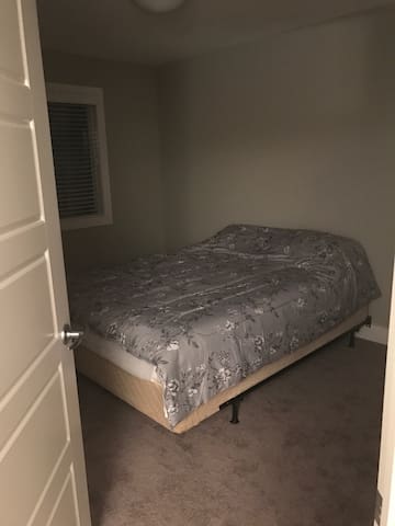 Clean New Bedroom close to Airport!