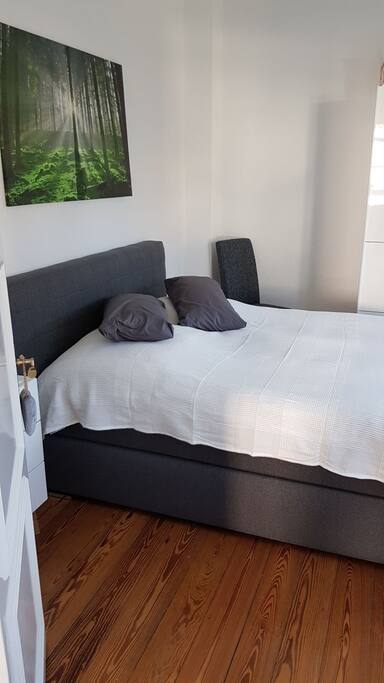 Schlafzimmer 1