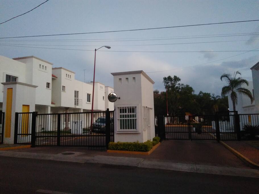 Fraccionamiento privado, acceso controlado y guardia de seguridad.