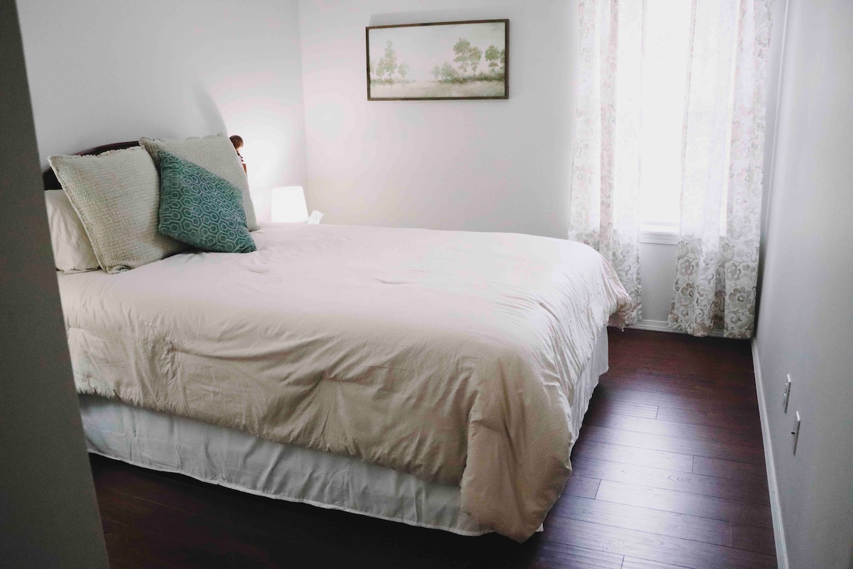 Guest Bedroom with Queen size bed 