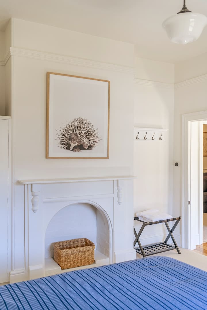 La deuxième chambre principale. Parfois appelée « la chambre de Spike » comme dans Spike le hérisson. Les porte-bagages et les crochets à vêtements sont idéaux pour tout voyageur. Très pratique.