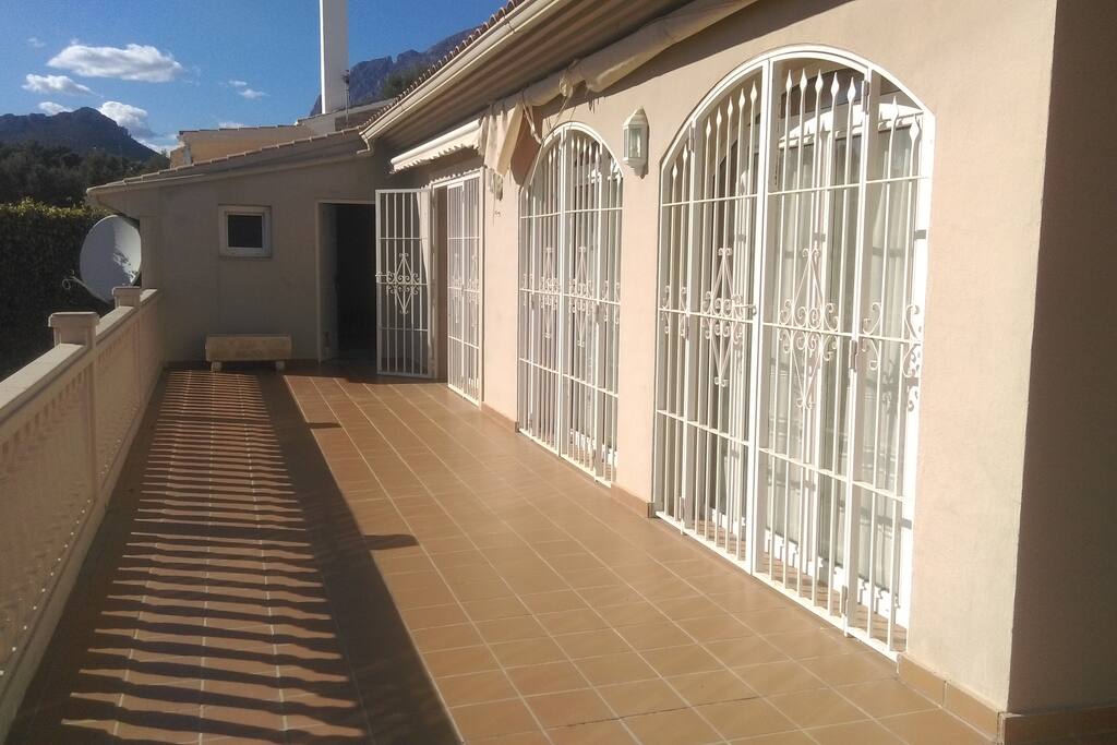 Terraza solarium rodeando la casa