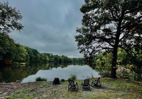 #24 *Serenity* A Lakefront Cottage Retreat