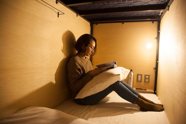 ベッド内にはコンセント、USB接続端子、ベッドライトを完備しております。