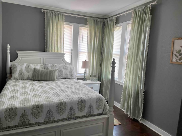 Ova spavaća soba ima bračni krevet (širine 150 - 179 cm