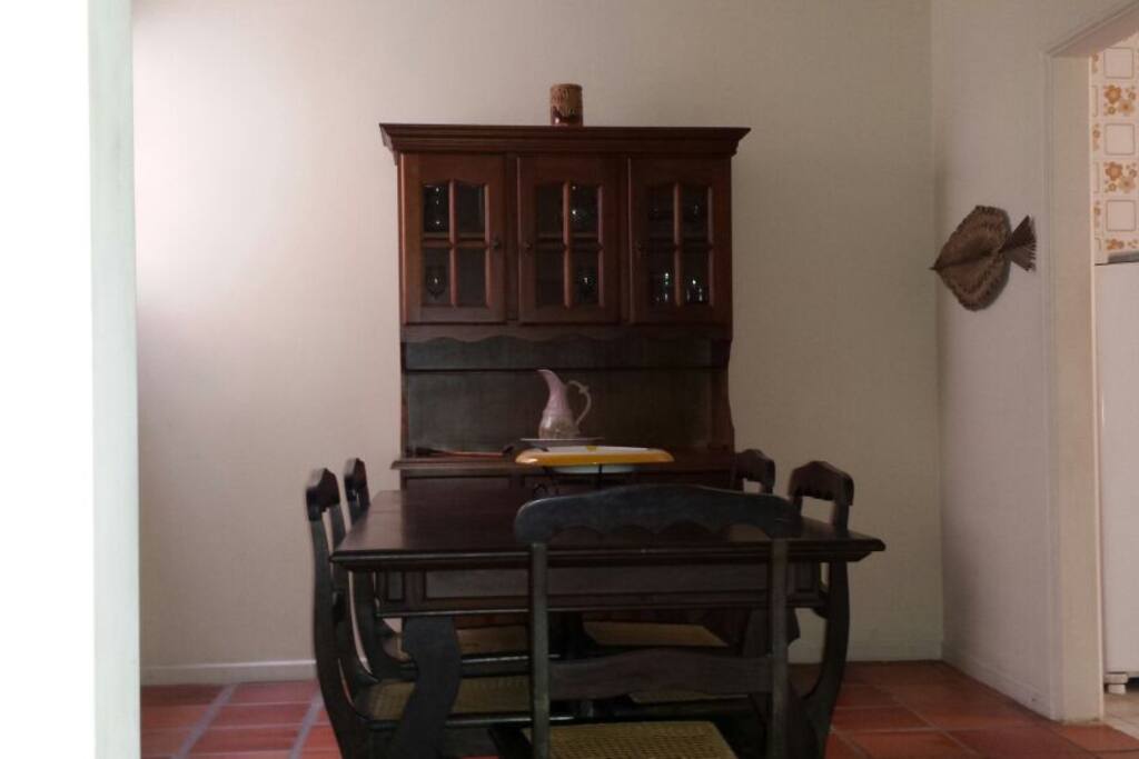 Sala de jantar com mesa para 6 lugares