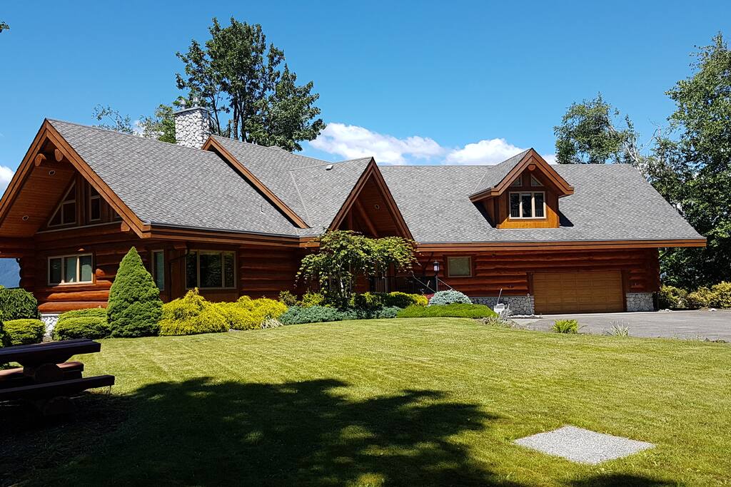 Executive Cedar Log Home