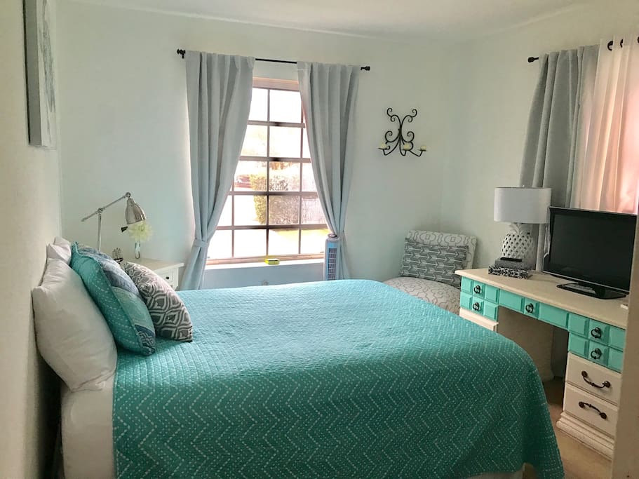 Treasure Island bright beach cottage double bedroom (2 people only allowed)