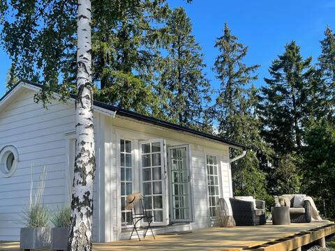 Fantastic modern cabin just by the lake!