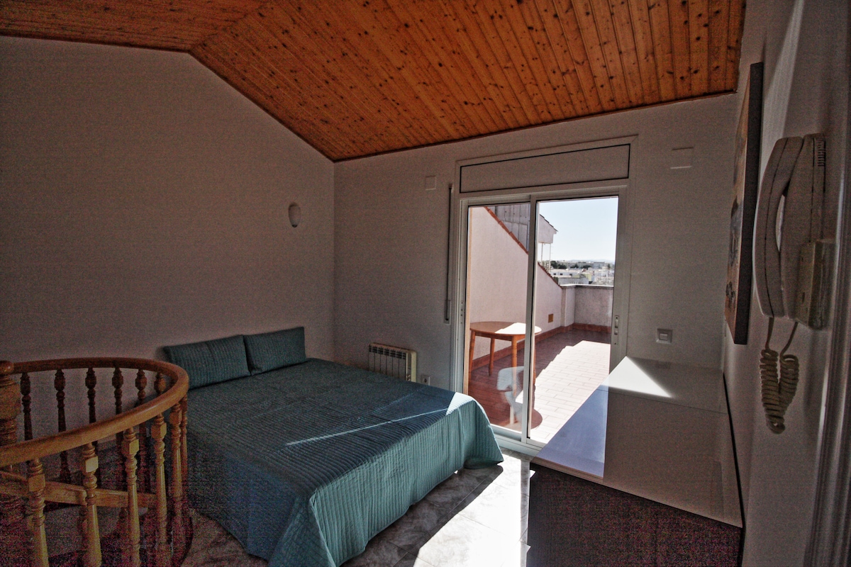 阁楼设有第二间主卧（带淋浴间） ，可通往32平方米的屋顶露台（ 2人）