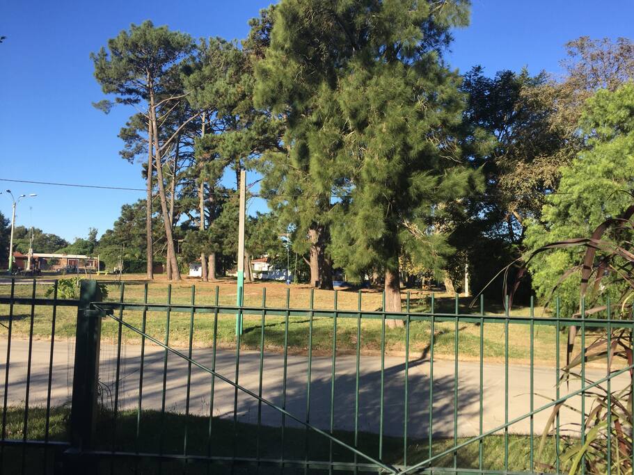 Entrada desde la Calle. Cruzando la calle parque con juegos para niños.