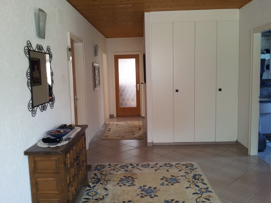 Eingang mit praktischem Wandschrank
