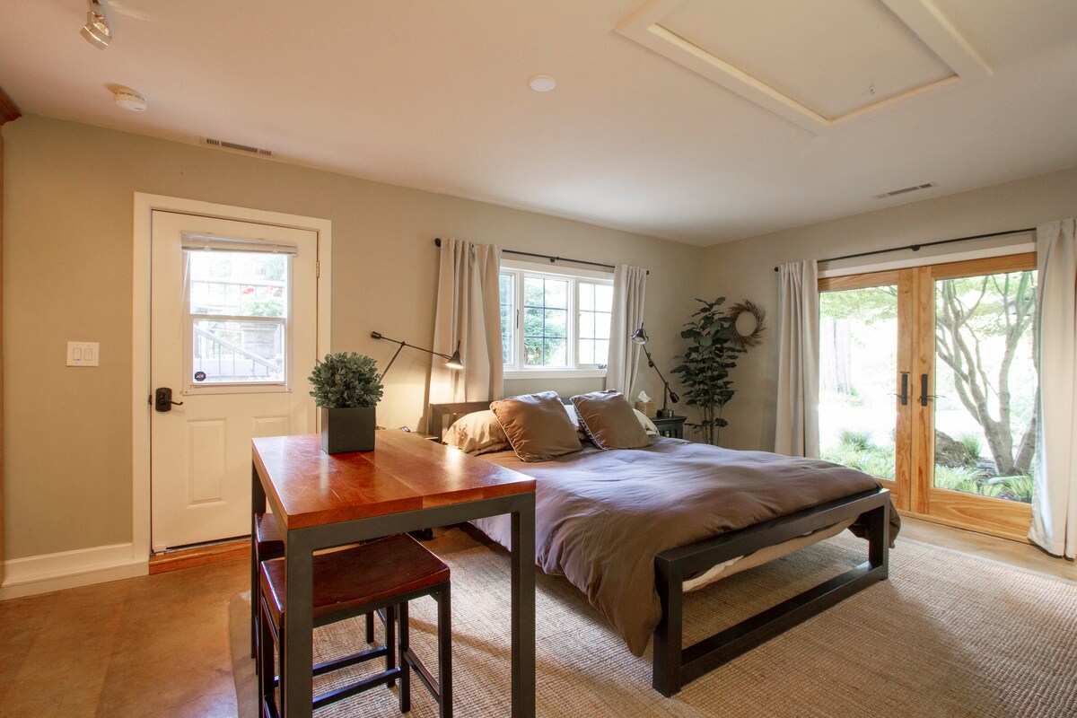 El dormitorio principal de la casa de huéspedes cuenta con una mesa de comedor, TV de alta definición y cafetera.