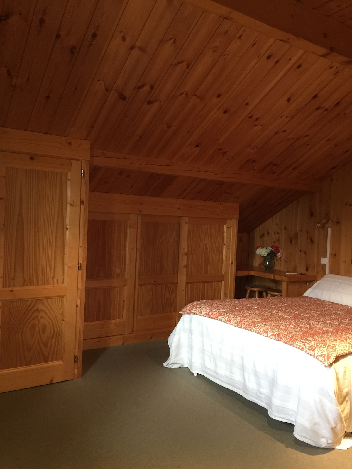 غرفة نوم بسرير مزدوج مع خزانة ملابس وخزانات وإطلالات على الجبال 