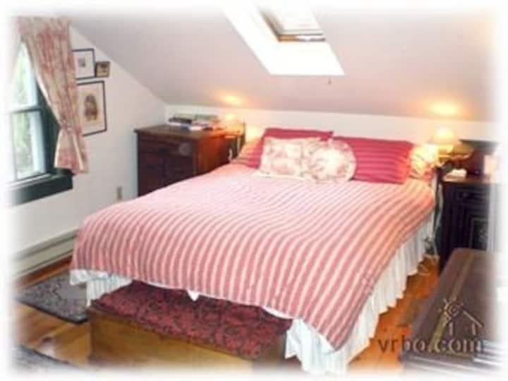 غرفة النوم الرئيسية ، سرير بحجم وسط