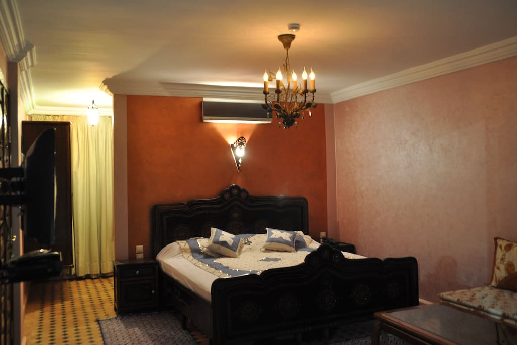 chambre de 20 m2 avec climatisation et sa salle de bains et sa vue sur piscine et son accès direct