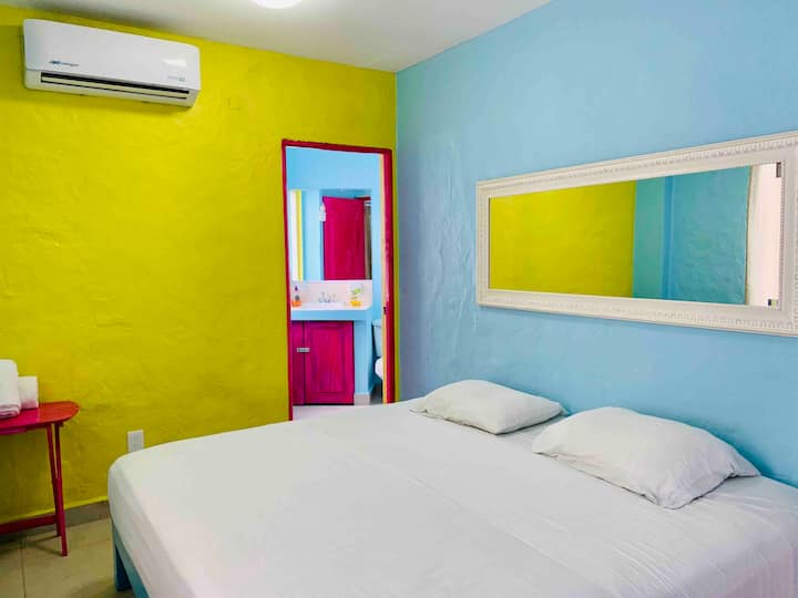 Dormitorio principal con baño privado y aire acondicionado. 